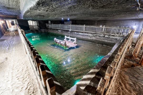 Romanya Nın Cacica Tuz Madeni Içindeki Akıllı Göl — Stok fotoğraf