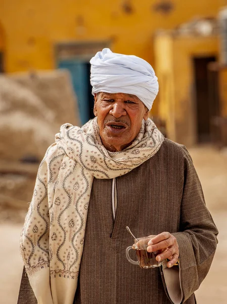カイロ エジプト 1月2019 伝統的な服を着た老人がお茶を楽しんでいます — ストック写真