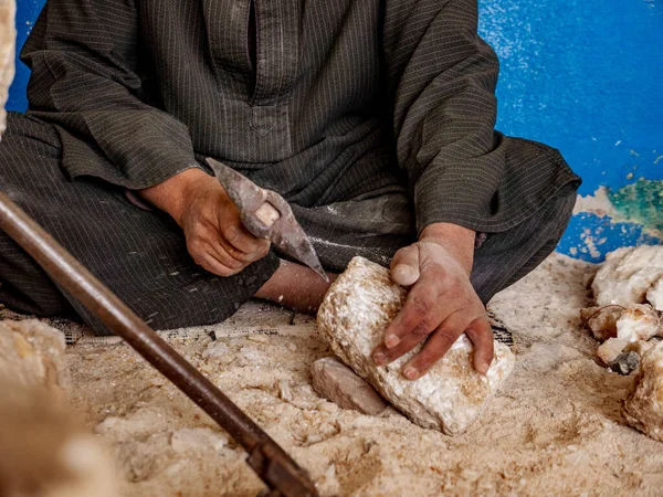 エジプトのルクソール 1月2019 大理石の石からの観光客のためのお土産を作る伝統的な服の老人 — ストック写真
