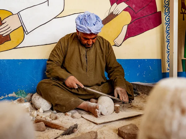 룩소르 이집트 2019 대리석으로 관광객들을 기념품을 조각하는 의상을 이집트 — 스톡 사진