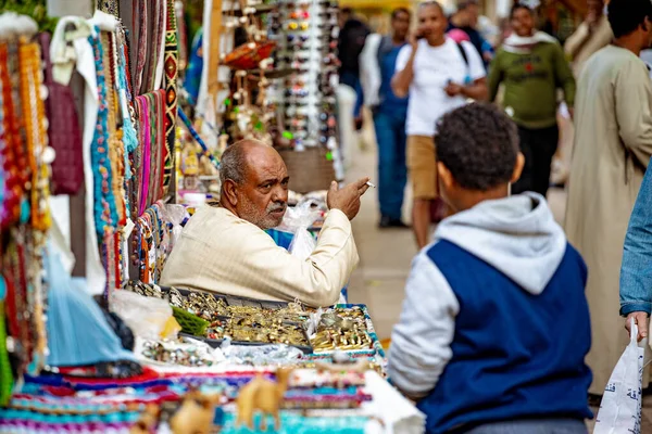 Aswan Egipt Grudzień 2018 Egipski Sprzedawca Aswan Bothanical Garden Bazaar — Zdjęcie stockowe