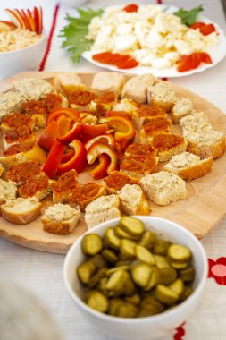 Ev yapımı sebze ezmesi kaselerde ve yerel bir kahvaltıda ekmeğin üzerinde.