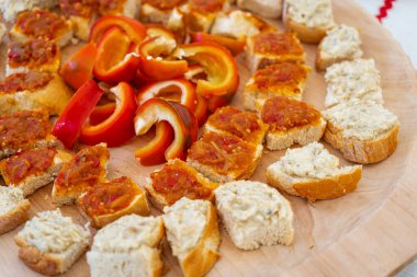 Romanya 'daki geleneksel çiftçiler tarafından yerel biyolojik sebzelerden elde edilen ev yapımı ekmeğin üzerine ezilmiş sebze ezmesi