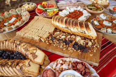 Romanya 'da yerel bir brunch' ta, geleneksel yemekle çevrili taze tatlı ekmek ve sonbahar fındıkları ve elmalar.