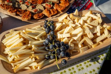 Moldova 'da yerel bir brunch' ta sert peynir ve üzüm tabağı