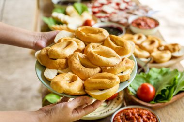 Transilvanya 'da yerel bir kahvaltıda geleneksel sert peynirli Romen tabağında