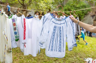 Romen folklor bluzu IE olarak adlandırılır ve hem erkekler hem de kadınlar tarafından giyilir