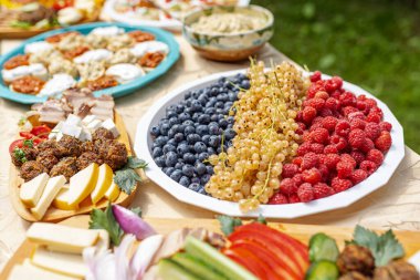 Yerel bir brunch 'ta geleneksel ev yapımı yemeklerle dolu bir masada meyvelerden yapılan Romanya bayrağı