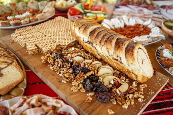 Romanya ve Moldova 'da yerel tatlılar taze pişmiş