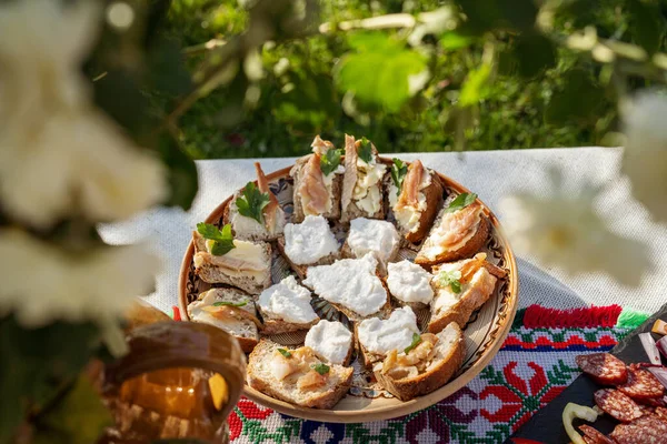 Traditionelle Fischgerichte Auf Frisch Gebackenem Brot Einer Fischerei Donaudelta Rumänien — Stockfoto