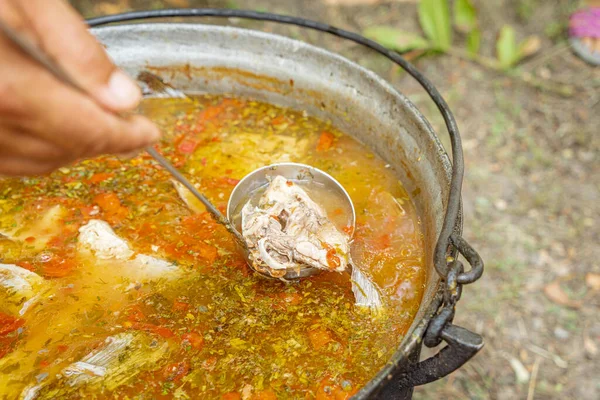 Romanya 'nın Tuna Deltası kentindeki köylüler tarafından yapılan geleneksel balık çorbası (sazan çorbası)