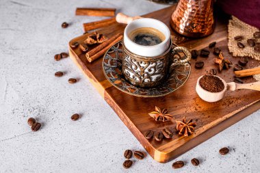 Beyaz arka planda geleneksel kahve fincanı türkçe tarzı