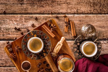 Kahve fincanı, fasulye ve baharatlar yukarıdan aşağıya doğru görünüyor.