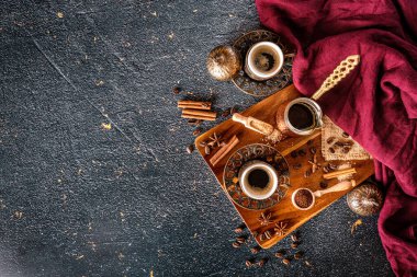 Modern siyah arka planda bir kahve fincanının havadan görünüşü