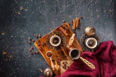 Kahve fincanları, kahve fincanları ve kahve demliği olan, siyah bir arka planda, metin alanı olan kahve masası.