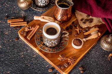 Bir fincan aromatik kahve ve ahşap arka planda kahve çekirdekleri. Üst görünüm