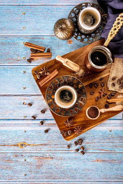 Kahve fincanlarıyla mavi arkaplan, kahve çekirdekleri, kahve fincanı ve kahve demliği, fotokopi alanı ile retro tarzı, üst görünüm