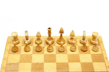 Beyaz arkaplanda satranç taşları