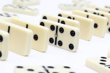 beyaz zemin üzerinde Domino