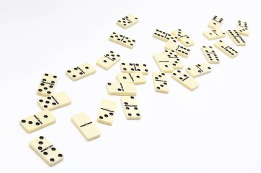 beyaz zemin üzerinde Domino