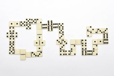 beyaz zemin üzerinde Domino