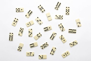 beyaz zemin üzerinde Domino