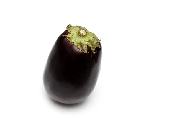 Beyaz arkaplanda olgun patlıcan — Stok fotoğraf