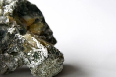 Beyaz arka plan üzerinde mineral pudra