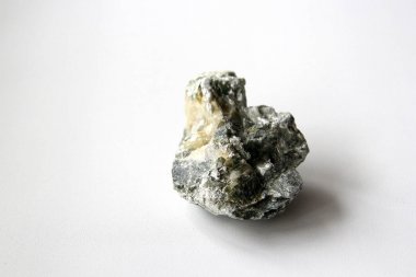 Beyaz arka plan üzerinde mineral pudra
