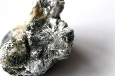 Beyaz arka plan üzerinde mineral pudra
