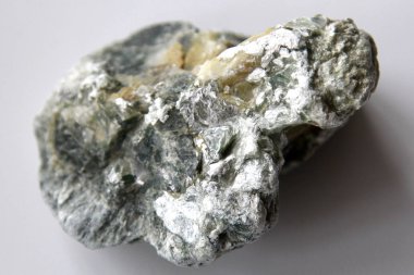 Beyaz arka plan üzerinde mineral pudra