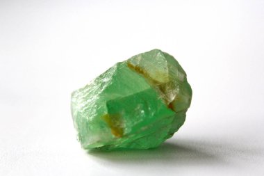 Beyaz arka plan üzerinde mineral florit