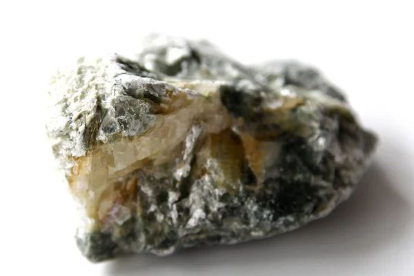 Das Mineral Talkum auf weißem Hintergrund — Stockfoto