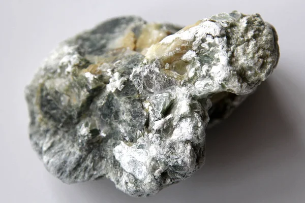 Beyaz arka plan üzerinde mineral pudra