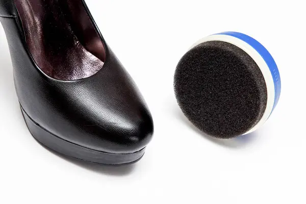 白い背景の上の靴のためのスポンジ — ストック写真