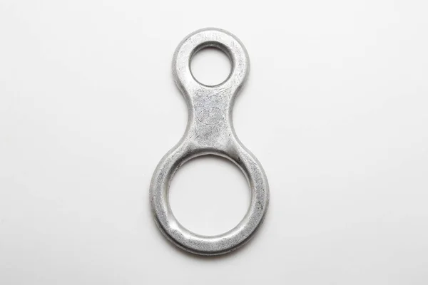 오래 된 흰색 배경에 바위 등반 carabiner 사용 — 스톡 사진