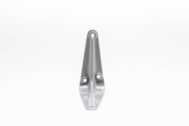 Raflar üzerinde beyaz bir arka plan için metal köşe aparatı