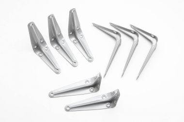 Raflar üzerinde beyaz bir arka plan için metal köşe aparatı