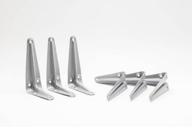 Raflar üzerinde beyaz bir arka plan için metal köşe aparatı