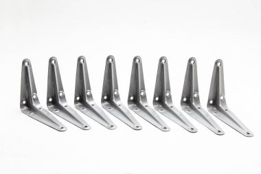 Raflar üzerinde beyaz bir arka plan için metal köşe aparatı