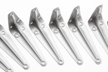 Raflar üzerinde beyaz bir arka plan için metal köşe aparatı