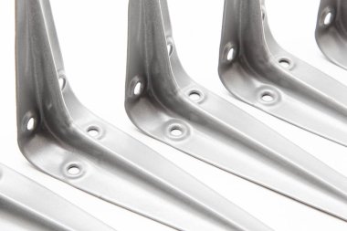 Raflar üzerinde beyaz bir arka plan için metal köşe aparatı