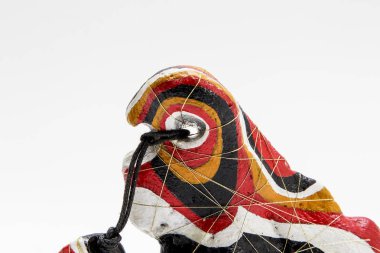 Beyaz zemin üzerinde bir delik olan bir taş