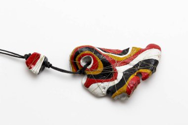 Beyaz zemin üzerinde bir delik olan bir taş