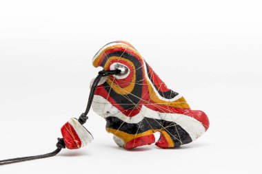 Beyaz zemin üzerinde bir delik olan bir taş