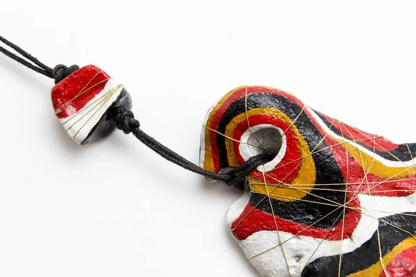 Beyaz zemin üzerinde bir delik olan bir taş