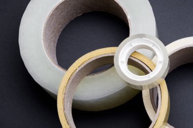 Beyaz arka plan üzerinde çift taraflı bant