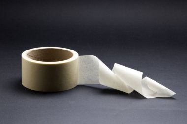 Beyaz arka plan üzerinde çift taraflı bant