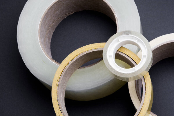 Двусторонняя лента на белом фоне
