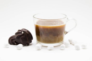 Beyaz arka plan üzerinde hatmi ile kahve